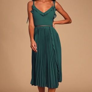 NWT Lulus “Never a Dull Moment” tie strap pleated dress in emerald green, sizeM